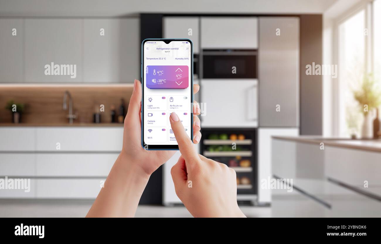 Controllo intelligente della temperatura del frigorifero tramite app mobile. Gestione avanzata degli elettrodomestici da cucina, regolazione delle impostazioni per un raffreddamento ottimale, tecnologia moderna per Foto Stock