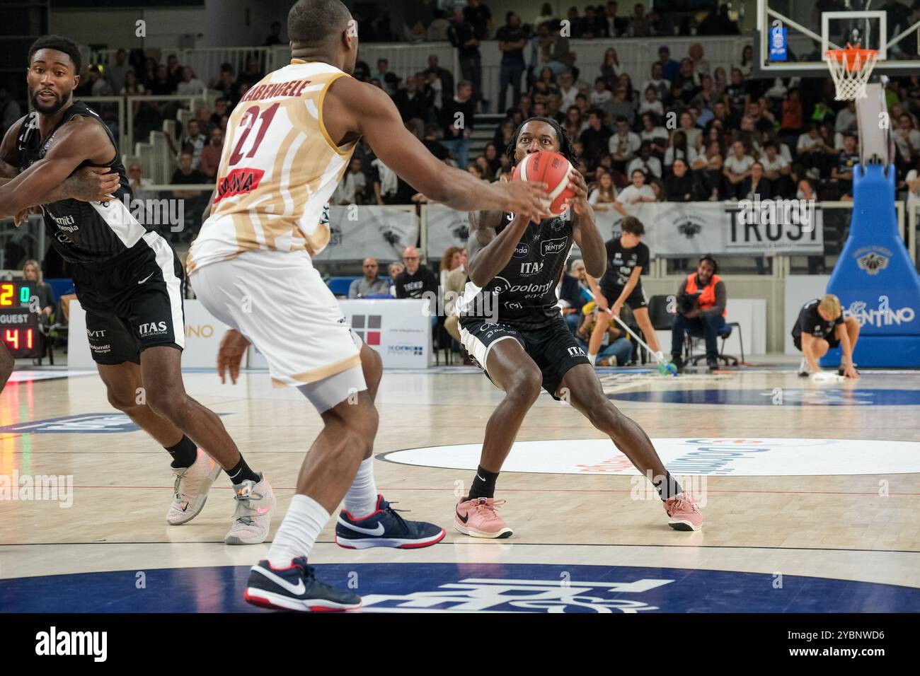 Myles Cale di Dolomiti energia Trentino in azione durante la partita tra Dolomiti energia Trentino e Umana Reyer Venezia, stagione regolare di A1 Ita Foto Stock