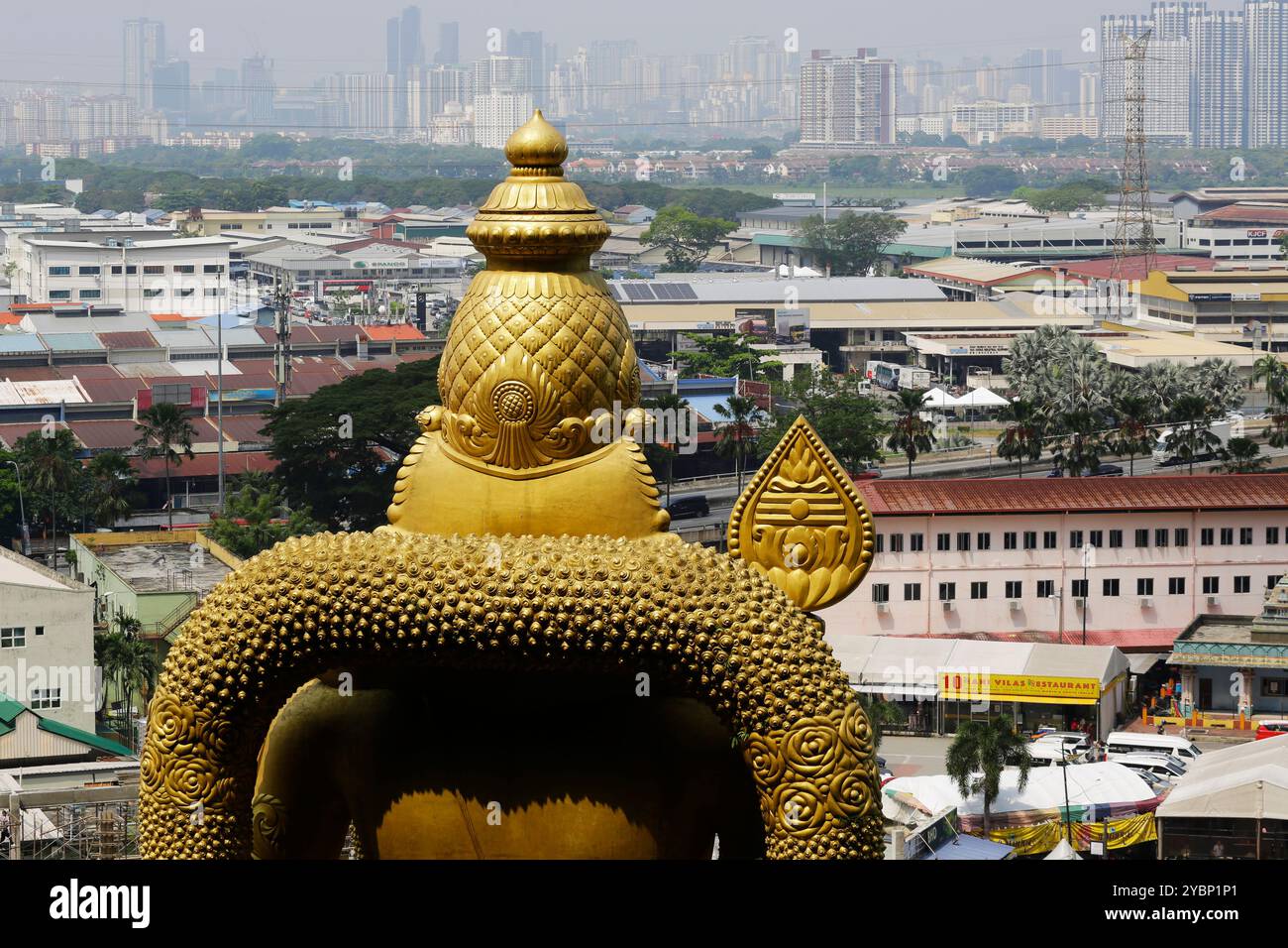 Kuala Lumpur, Malesia - 7 agosto 2023: La gigantesca statua Murugan, Dio indù della guerra, è vista dietro le quinte dalla città di Kuala Lumpur, nelle grotte di Batu. Foto Stock