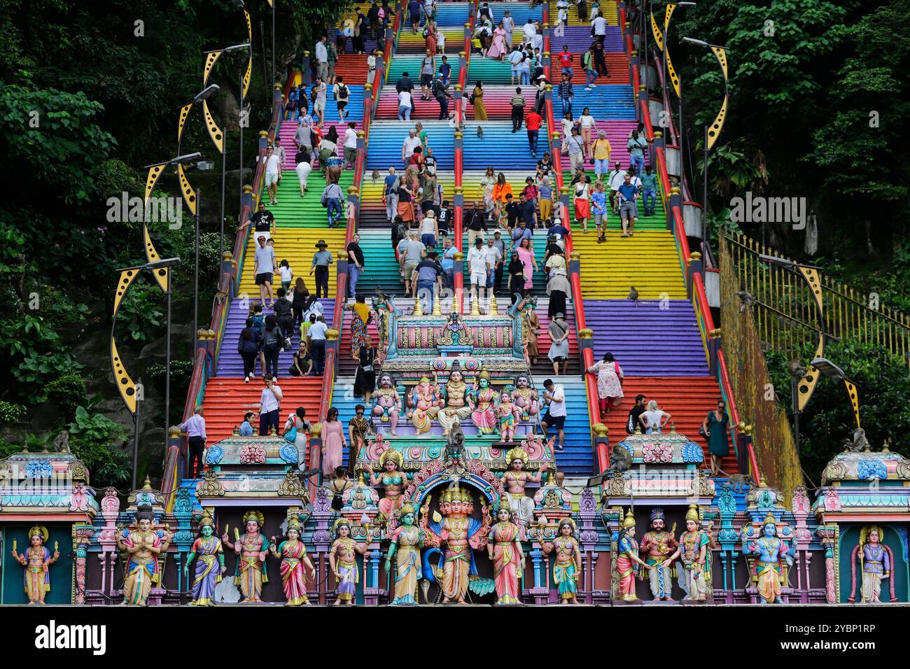 Kuala Lumpur, Malesia - 7 agosto 2023: I turisti salgono le scale dell'iconico complesso di templi delle grotte di Batu. Foto Stock