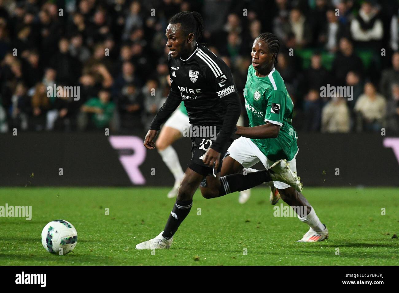 Lommel, Belgio. 19 ottobre 2024. Regan Evans Charles-Cook di Eupen e Karim Dermane di Lommel, nella foto in azione durante una partita di calcio tra Lommel SK e KAS Eupen, a Lommel, il giorno 8 della 2024-2025 'Challenger Pro League' 1B seconda divisione del campionato belga, sabato 19 ottobre 2024. BELGA FOTO JILL DELSAUX credito: Belga News Agency/Alamy Live News Foto Stock