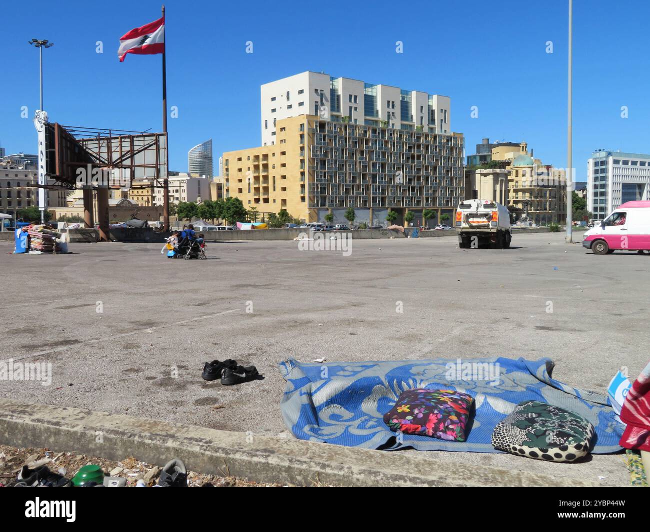 Beirut, Libano. 19 ottobre 2024. Le famiglie sfollate di Dahye, i sobborghi meridionali di Beirut, vivono all'aperto in Piazza dei Martiri, nel centro di Beirut, Libano, 19 ottobre 2024. Secondo un recente mandato dell'UNICEF, attualmente in Libano "circa 1,2 milioni di persone, uomini, donne e bambini sono stati sfollati a causa della guerra”. (Foto di Elisa Gestri/Sipa USA) credito: SIPA USA/Alamy Live News Foto Stock