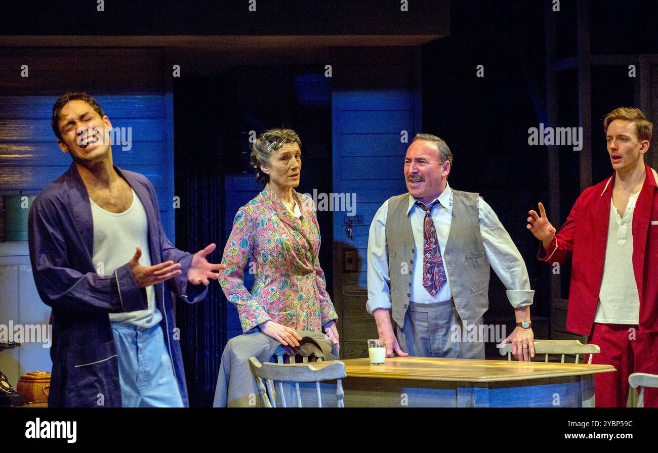 l-r: Alex Hassell (Biff), Harriet Walter (Linda Loman), Antony Sher (Willy Loman), Sam Marks (Happy) in DEATH OF A SALESMAN di Arthur Miller alla Royal Shakespeare Company (RSC), Royal Shakespeare Theatre, Stratford-upon-Avon, Inghilterra 01/04/2015 design: Stephen Brimson Lewis lighting: Tim Mitchell regista: Gregory Doran Foto Stock