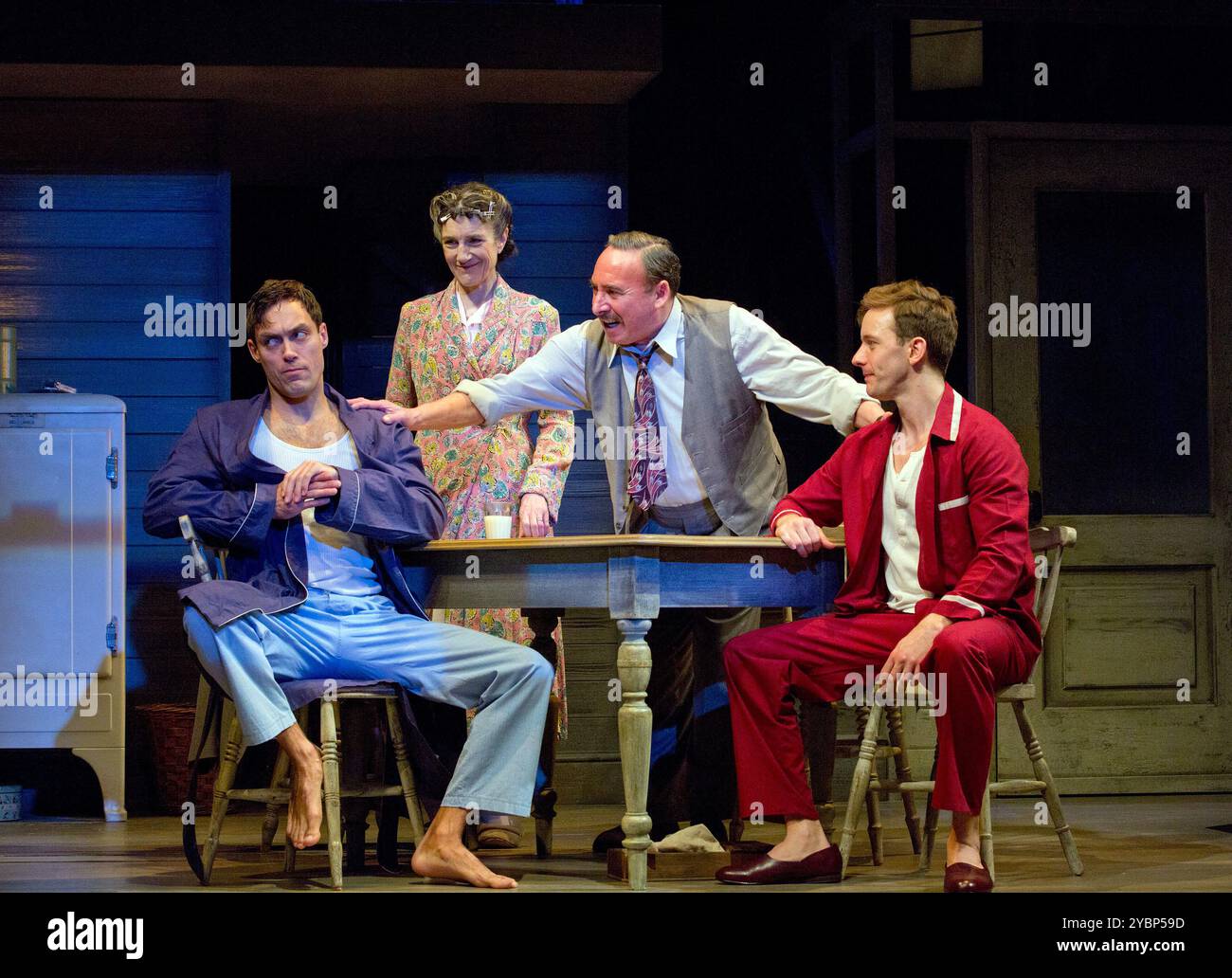 l-r: Alex Hassell (Biff), Harriet Walter (Linda Loman), Antony Sher (Willy Loman), Sam Marks (Happy) in DEATH OF A SALESMAN di Arthur Miller alla Royal Shakespeare Company (RSC), Royal Shakespeare Theatre, Stratford-upon-Avon, Inghilterra 01/04/2015 design: Stephen Brimson Lewis lighting: Tim Mitchell regista: Gregory Doran Foto Stock