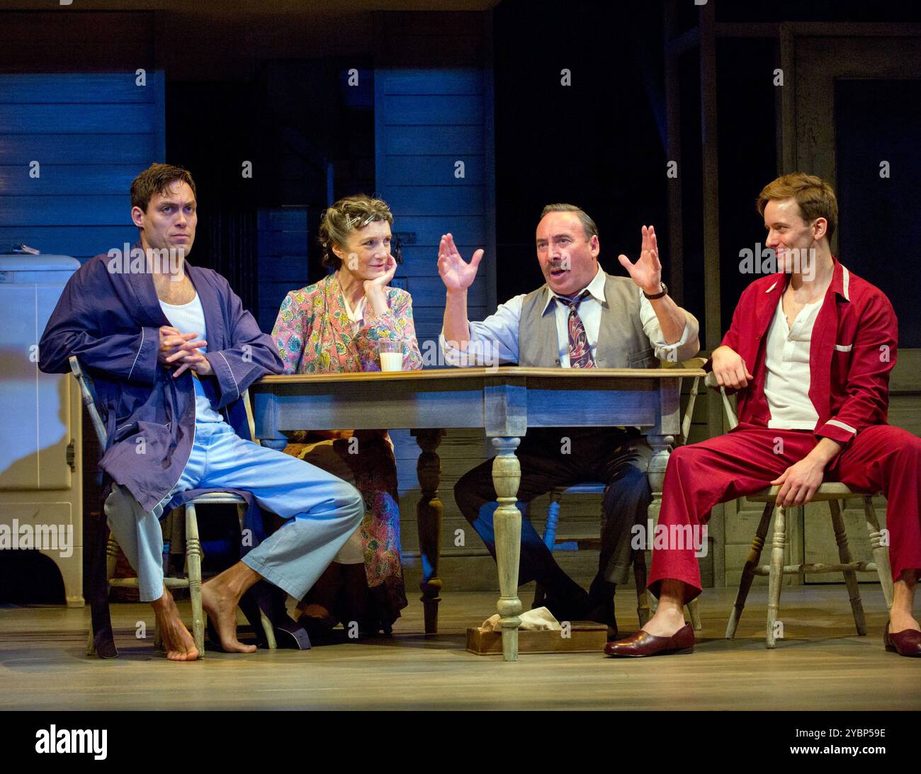 l-r: Alex Hassell (Biff), Harriet Walter (Linda Loman), Antony Sher (Willy Loman), Sam Marks (Happy) in DEATH OF A SALESMAN di Arthur Miller alla Royal Shakespeare Company (RSC), Royal Shakespeare Theatre, Stratford-upon-Avon, Inghilterra 01/04/2015 design: Stephen Brimson Lewis lighting: Tim Mitchell regista: Gregory Doran Foto Stock