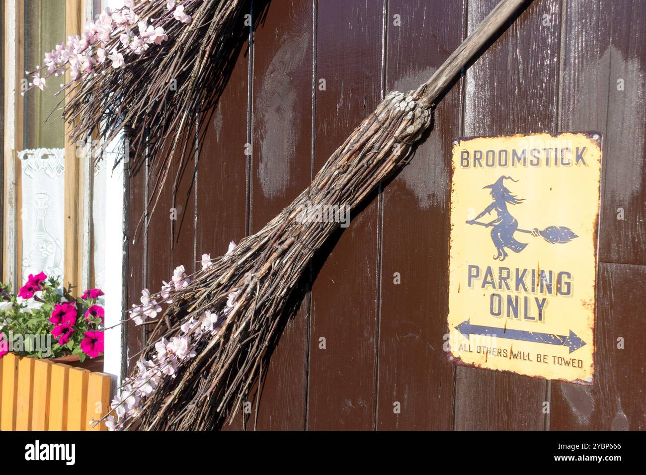 Pacific Trading Cartello In Latta Vintage 'Home Is Where You Hang Your Broom' Con Scopa – Decorazione Per Interni/Esterni, Tema Halloween