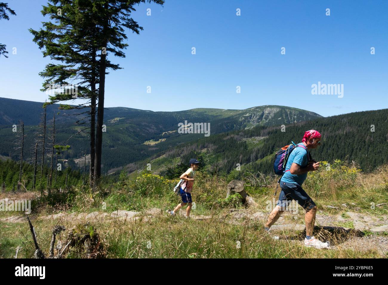 Persone che viaggiano per i turisti che viaggiano nel Parco Nazionale di Krkonose Repubblica Ceca Europa Foto Stock