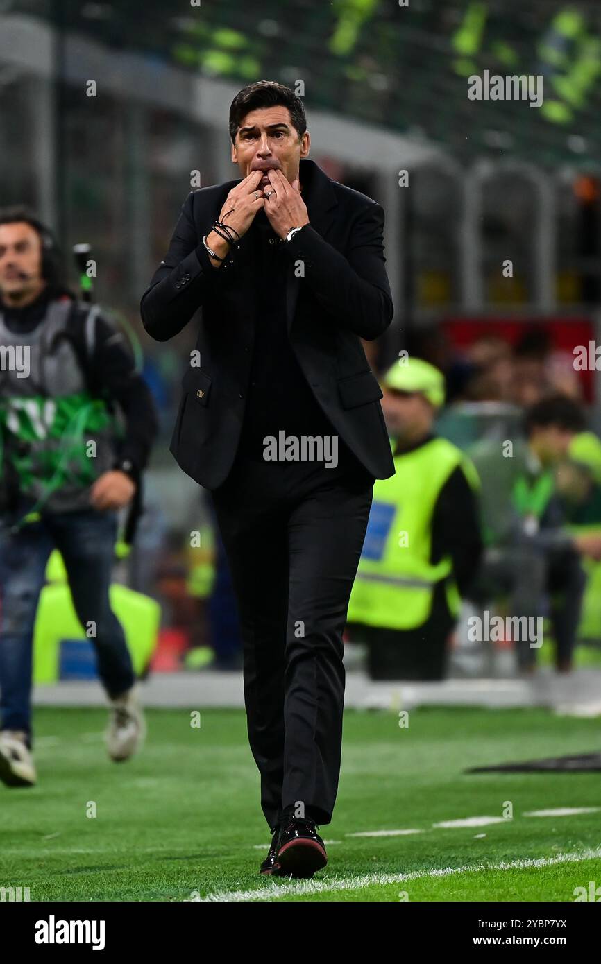 Milano, Italia il 19 ottobre 2024. L'allenatore dell'AC Milan Paulo Fonseca reagisce durante la partita di calcio di serie A tra l'AC Milan e l'Udinese allo Stadio San Siro di Milano, Italia, il 19 ottobre 2024 credito: Piero Cruciatti/Alamy Live News Foto Stock