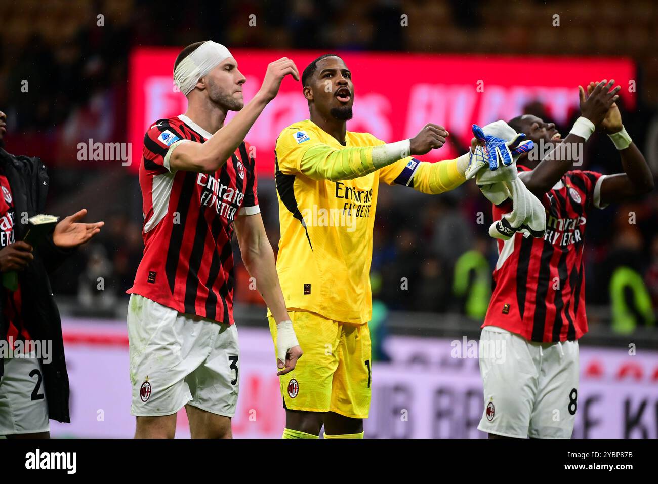 Milano, Italia il 19 ottobre 2024. Il difensore serbo dell'AC Milan n. 31 Strahinja Pavlovic e il portiere francese dell'AC Milan n. 16 Mike Maignan tifosi tifosi durante la partita di serie A italiana tra AC Milan e Udinese allo stadio San Siro di Milano, Italia il 19 ottobre 2024 Credit: Piero Cruciatti/Alamy Live News Foto Stock