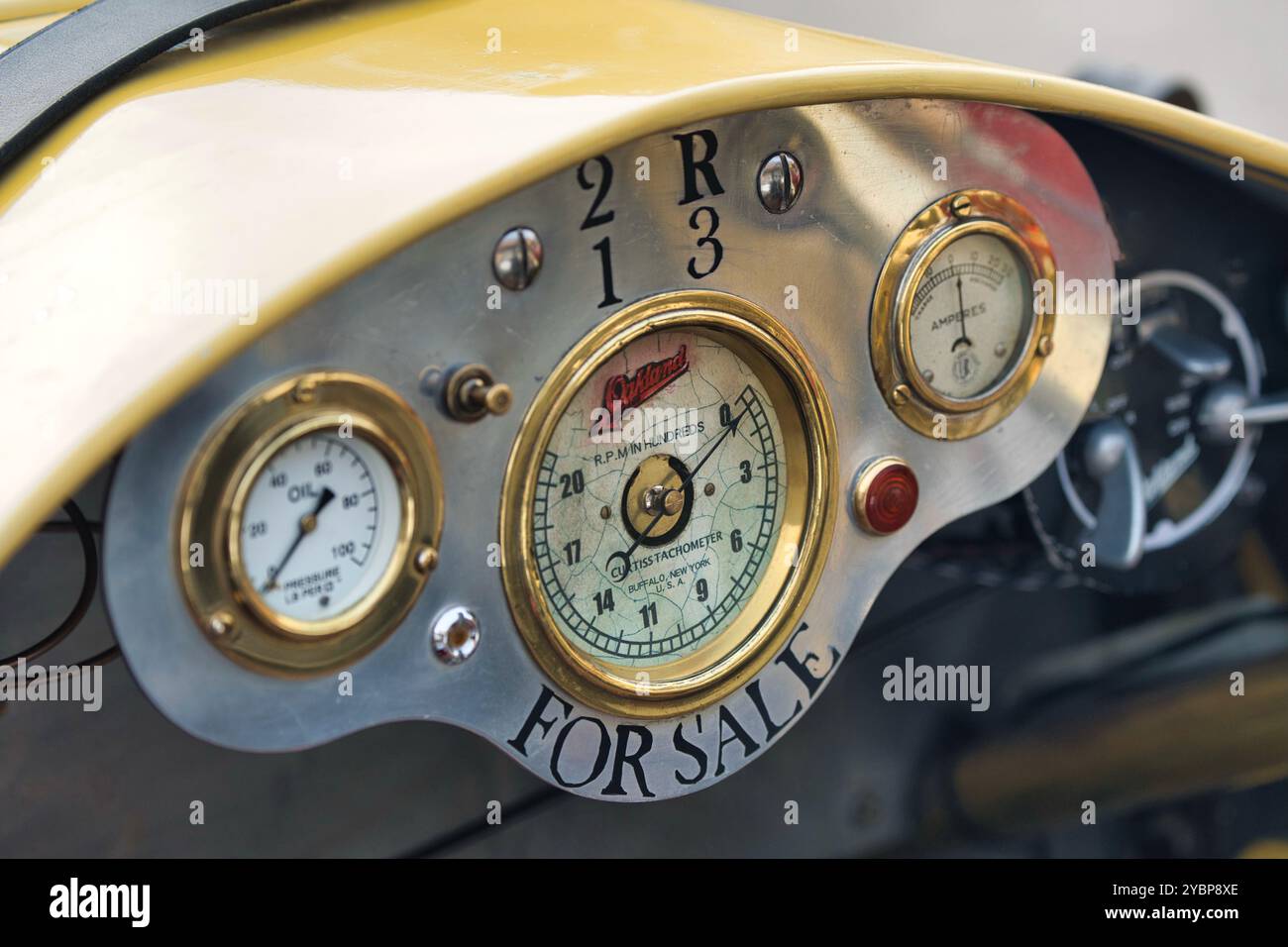 Contagiri per auto d'epoca d'epoca (contagiri) sul cruscotto in alluminio Foto Stock