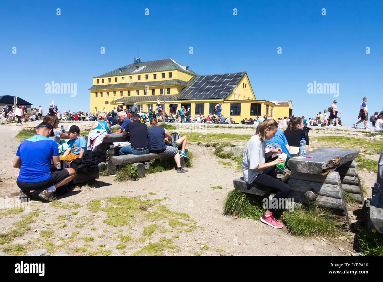 Dom Slaski Silesian House Hut Shelter Building, Polonia Europa persone turisti Turismo nel Parco Nazionale dei Monti Kakonosze Foto Stock