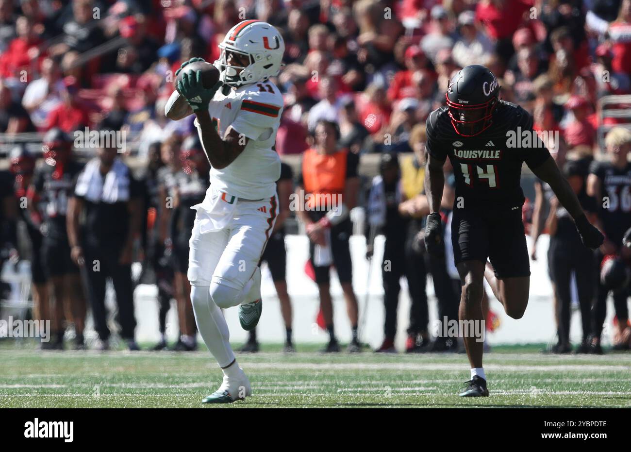 Louisville, Stati Uniti. 19 ottobre 2024. Il wide receiver dei Miami Hurricanes Sam Brown (11) si liberò dai Louisville Cardinals Corey Thornton (14) segnando il touchdown durante la prima metà della partita all'L&N Stadium sabato 19 ottobre 2024, a Louisville, Kentucky. Foto di John Sommers II/UPI credito: UPI/Alamy Live News Foto Stock