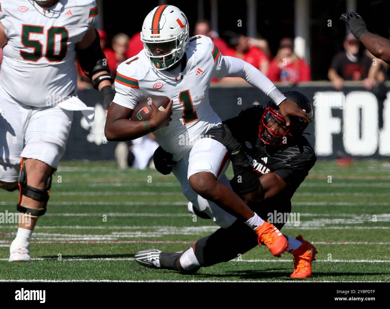 Louisville, Stati Uniti. 19 ottobre 2024. Il quarterback dei Miami Hurricanes Cam Ward (1) combatte per liberarsi dai Louisville Cardinals AJ Green (98) durante la seconda metà della partita all'L&N Stadium sabato 19 ottobre 2024 a Louisville, Kentucky. Foto di John Sommers II/UPI credito: UPI/Alamy Live News Foto Stock