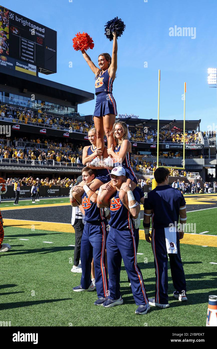 Columbia, Missouri, Stati Uniti. 19 ottobre 2024. Le cheerleader degli Auburn Tigers si esibiscono durante una partita contro i Missouri Tigers al Memorial Stadium di Columbia, Missouri. David Smith/CSM/Alamy Live News Foto Stock