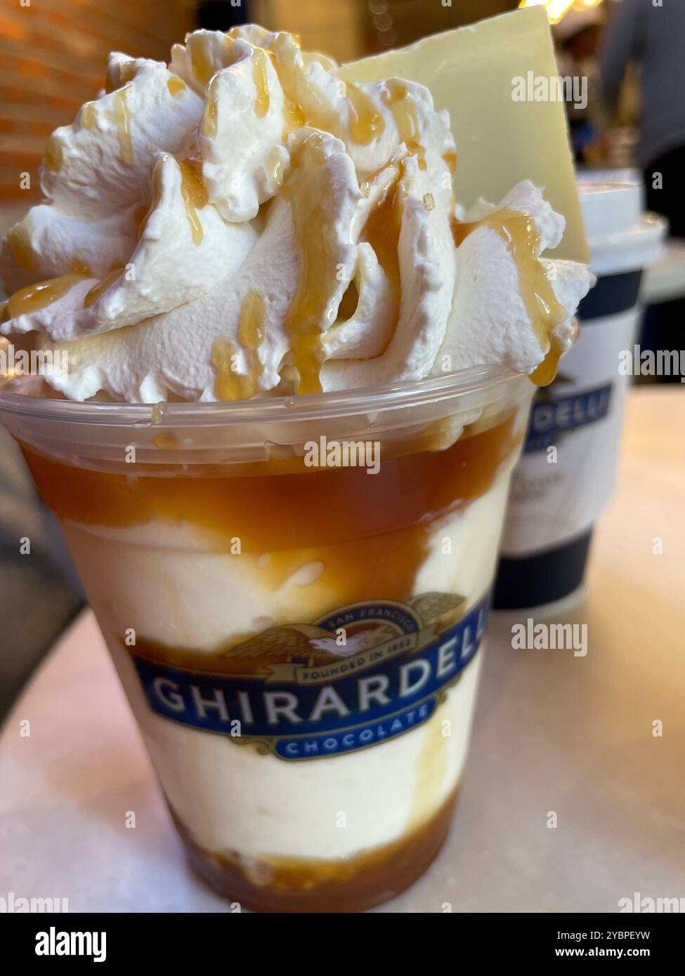 Una Ghirardelli Chocolate & Ice Cream Shop ha aperto nell'Empire State Building a New York City, 2024, USA Foto Stock