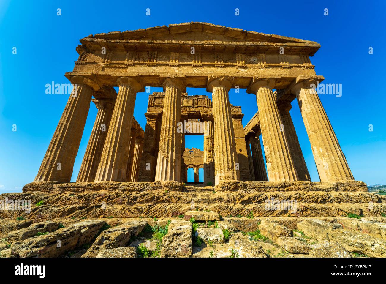 Tempio della Concordia, un antico tempio greco nella Valle dei Templi ad Agrigento, Sicilia, Italia. Un famoso sito archeologico. Foto Stock