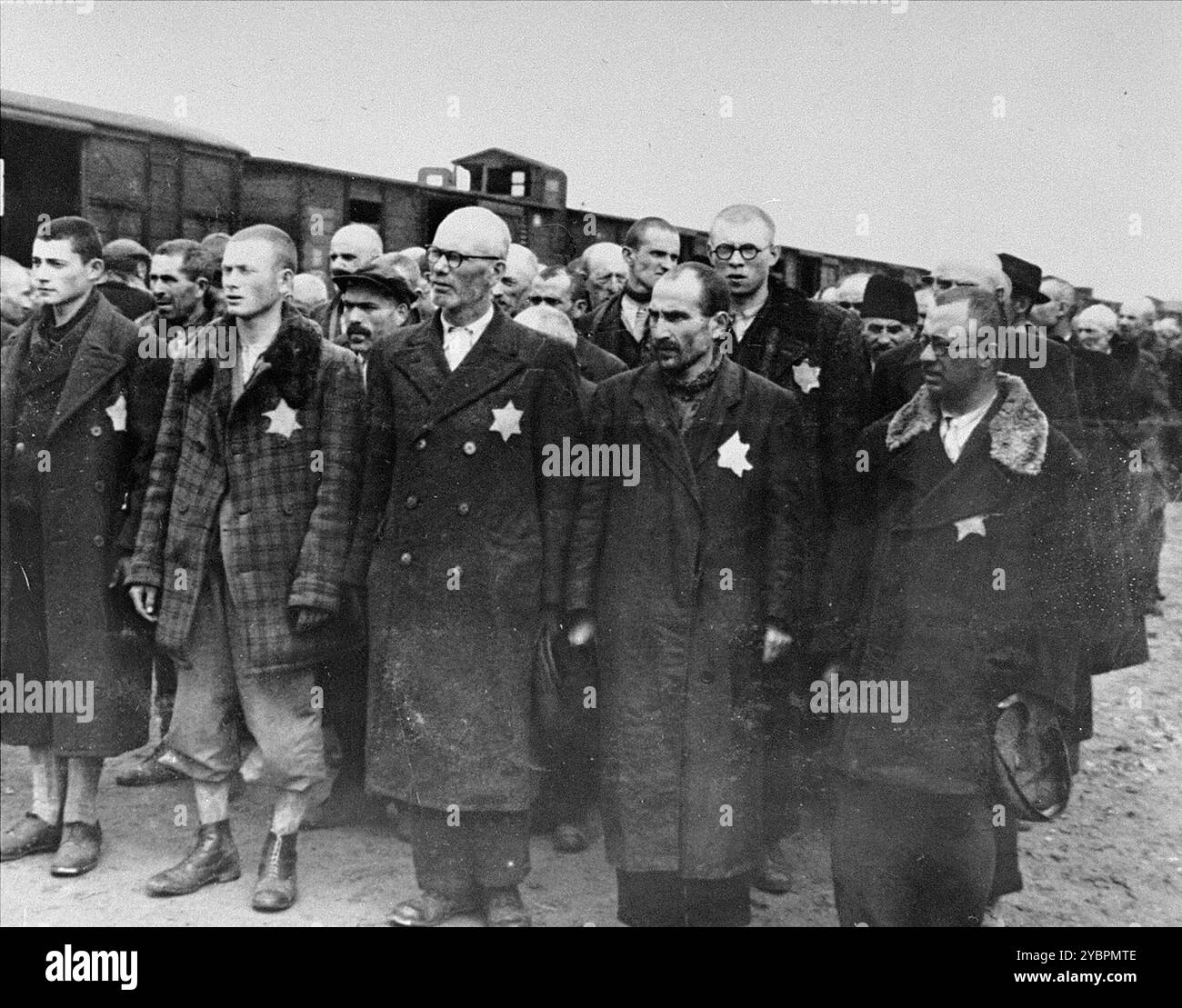 Gli ebrei in Ungheria erano abbastanza al sicuro fino a quando Hitler, temendo che l'Ungheria stesse cercando un accordo con gli alleati, ordinò l'invasione del paese nel marzo 1944. Tra il 15 maggio e il 9 luglio 1944, oltre 434.000 ebrei furono deportati su 147 treni, la maggior parte dei quali ad Auschwitz, dove circa il 80% fu gassato all'arrivo. I rapidi progressi delle deportazioni sono stati resi possibili da una stretta cooperazione tra le autorità ungheresi e tedesche. Foto Stock