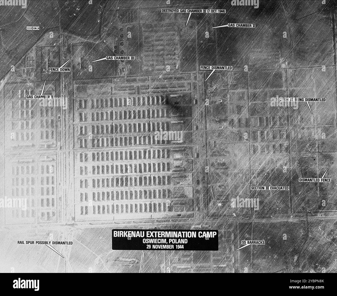 Una fotografia di ricognizione aerea del campo di concentramento di Auschwitz che mostra il campo di Auschwitz II (Birkenau). Vengono identificati gli alloggi dei prigionieri e le camere a gas. Foto Stock