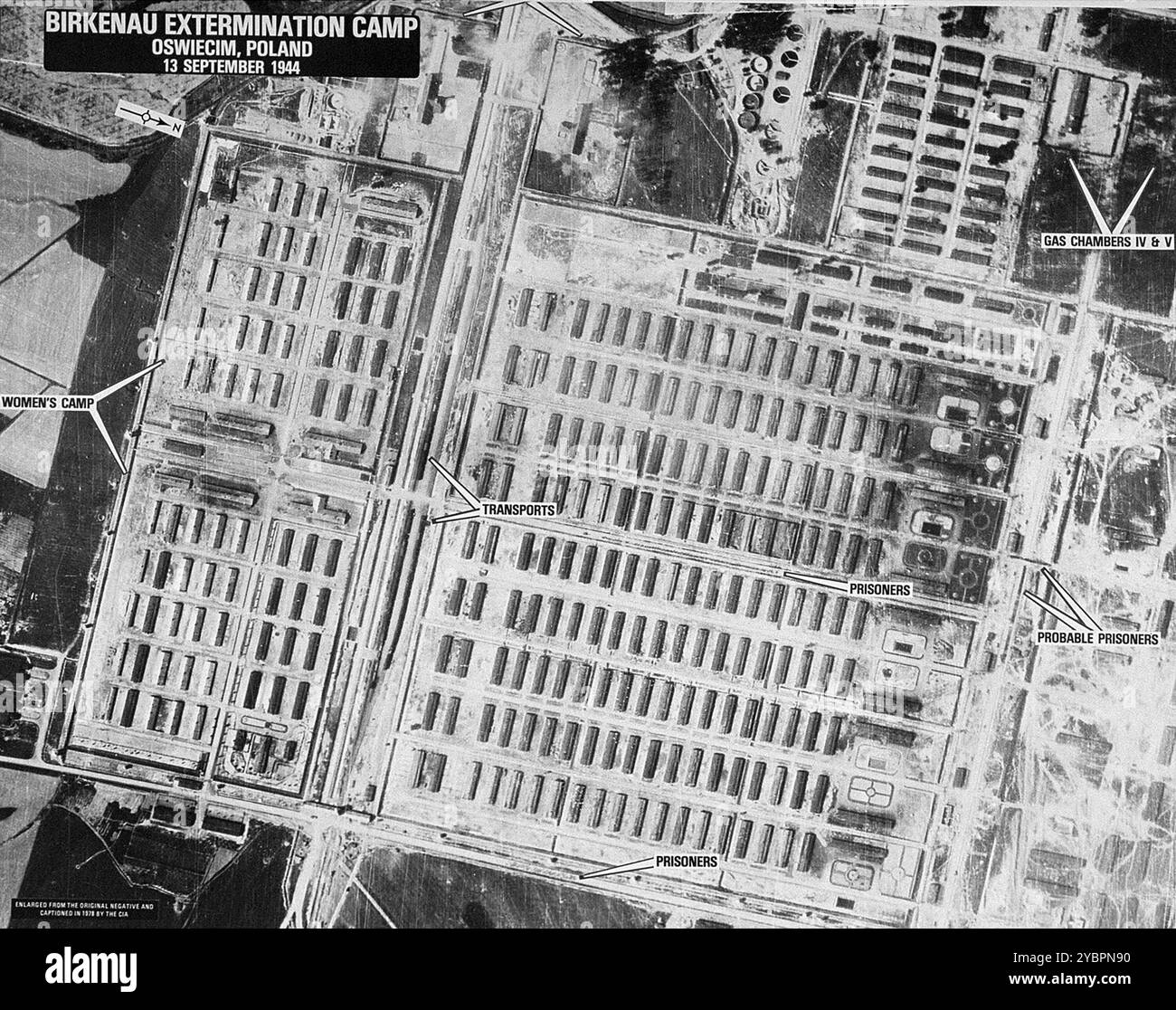 Una fotografia di ricognizione aerea del campo di concentramento di Auschwitz che mostra il campo di Auschwitz II (Birkenau). Vengono identificati gli alloggi dei prigionieri e le camere a gas. Foto Stock