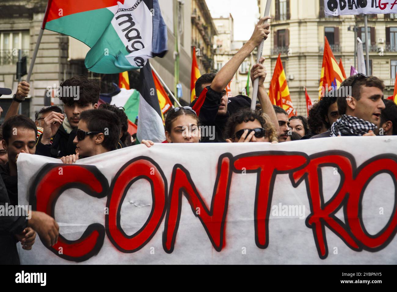 Notizie - Italia: Napoli, manifestanti anti anti-G7 scontri tra manifestanti anti anti-G7 e forze di polizia in occasione della riunione dei Ministri della difesa del G7 a Napoli, 19 ottobre 2024. Napoli Napoli Italia Copyright: XAntonioxBalascox/xLiveMediax LPN 1564179 Foto Stock