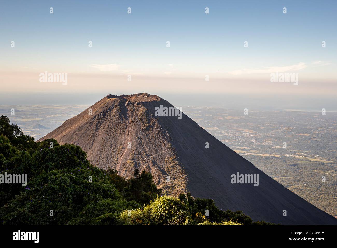 El Salvador, Santa Ana, vulcano Izalco, da Cerro Verde Foto Stock