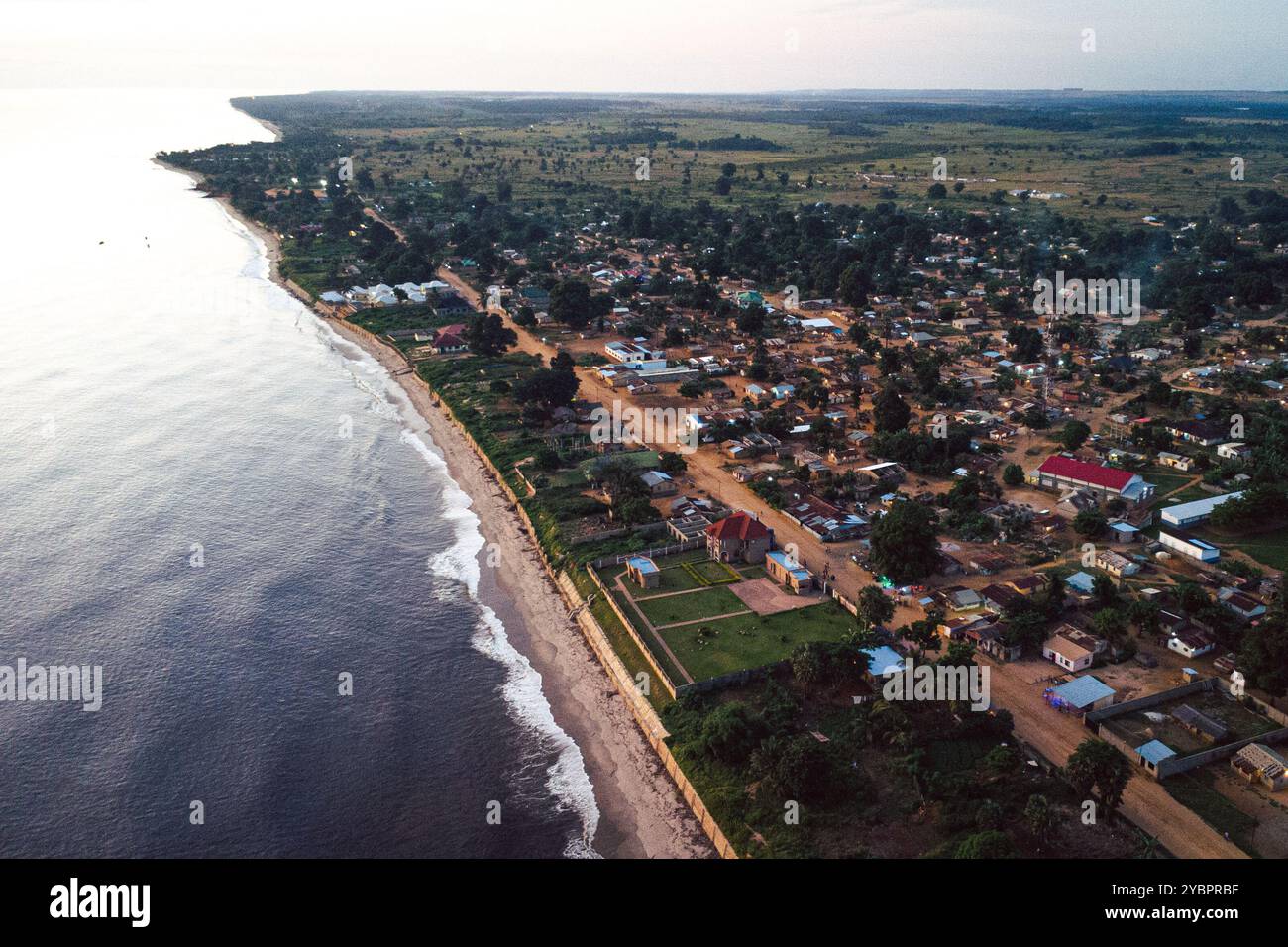 Republique democratique du Congo, Nsiamfumu, 2024-03-15. Vue eyrienne du Village de Nsiamfumu entre paysages verts et Ocean Atlantique. Foto d Foto Stock