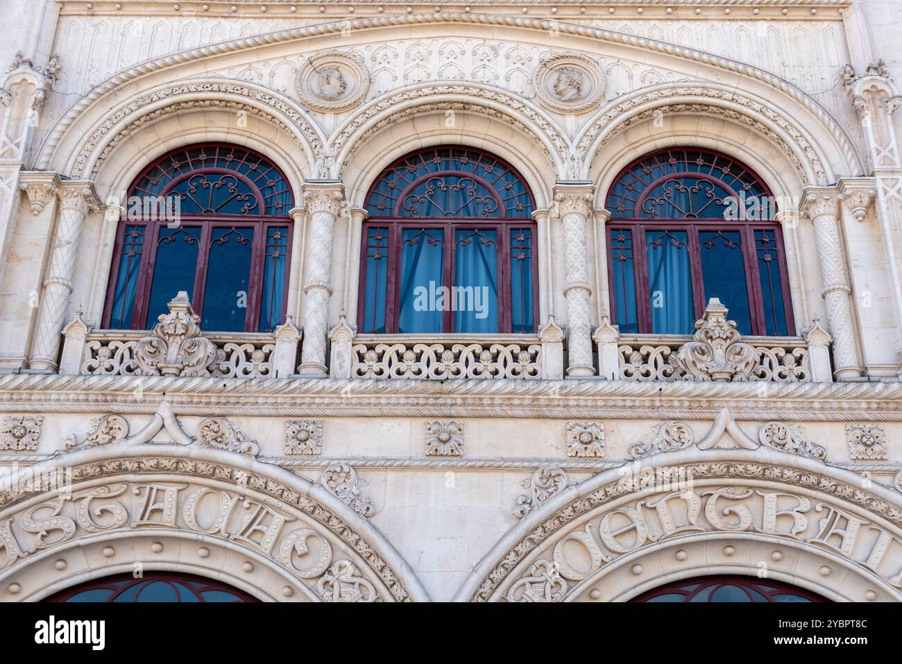 Dettaglio architettonico della stazione ferroviaria di Rossio nel centro storico di Lisbona, Portogallo Foto Stock