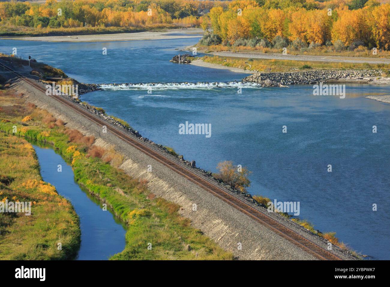 diga di diversione dell'irrigazione in autunno vicino a waco, montana Foto Stock