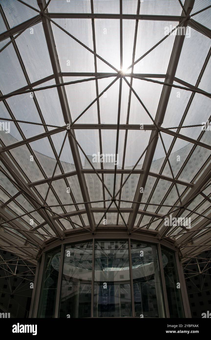 Scorcio degli interni architettonici della nuova Università medica Federico II di Scampia. Napoli, Campania, Italia, Europa Foto Stock