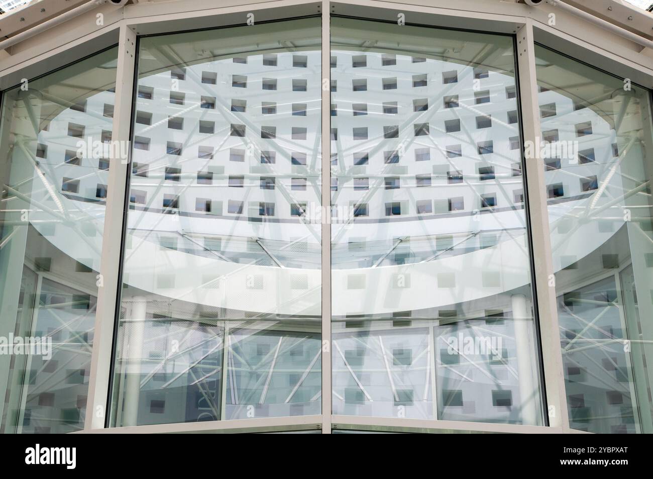 Scorcio degli interni architettonici della nuova Università medica Federico II di Scampia. Napoli, Campania, Italia, Europa Foto Stock