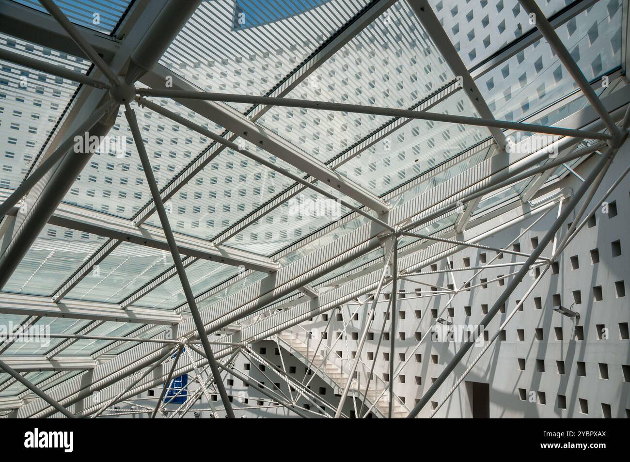 Scorcio degli interni architettonici della nuova Università medica Federico II di Scampia. Napoli, Campania, Italia, Europa Foto Stock