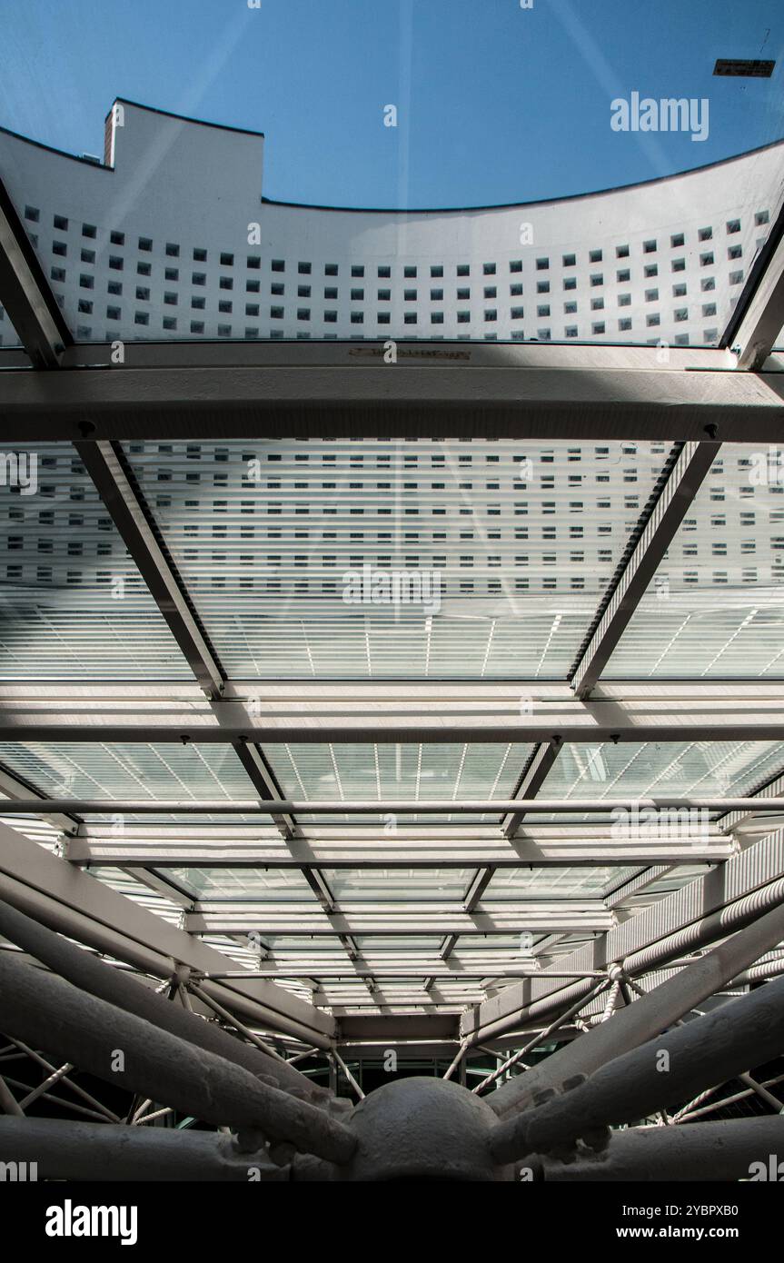 Scorcio degli interni architettonici della nuova Università medica Federico II di Scampia. Napoli, Campania, Italia, Europa Foto Stock