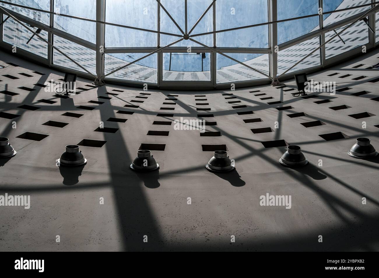 Scorcio degli interni architettonici della nuova Università medica Federico II di Scampia. Napoli, Campania, Italia, Europa Foto Stock