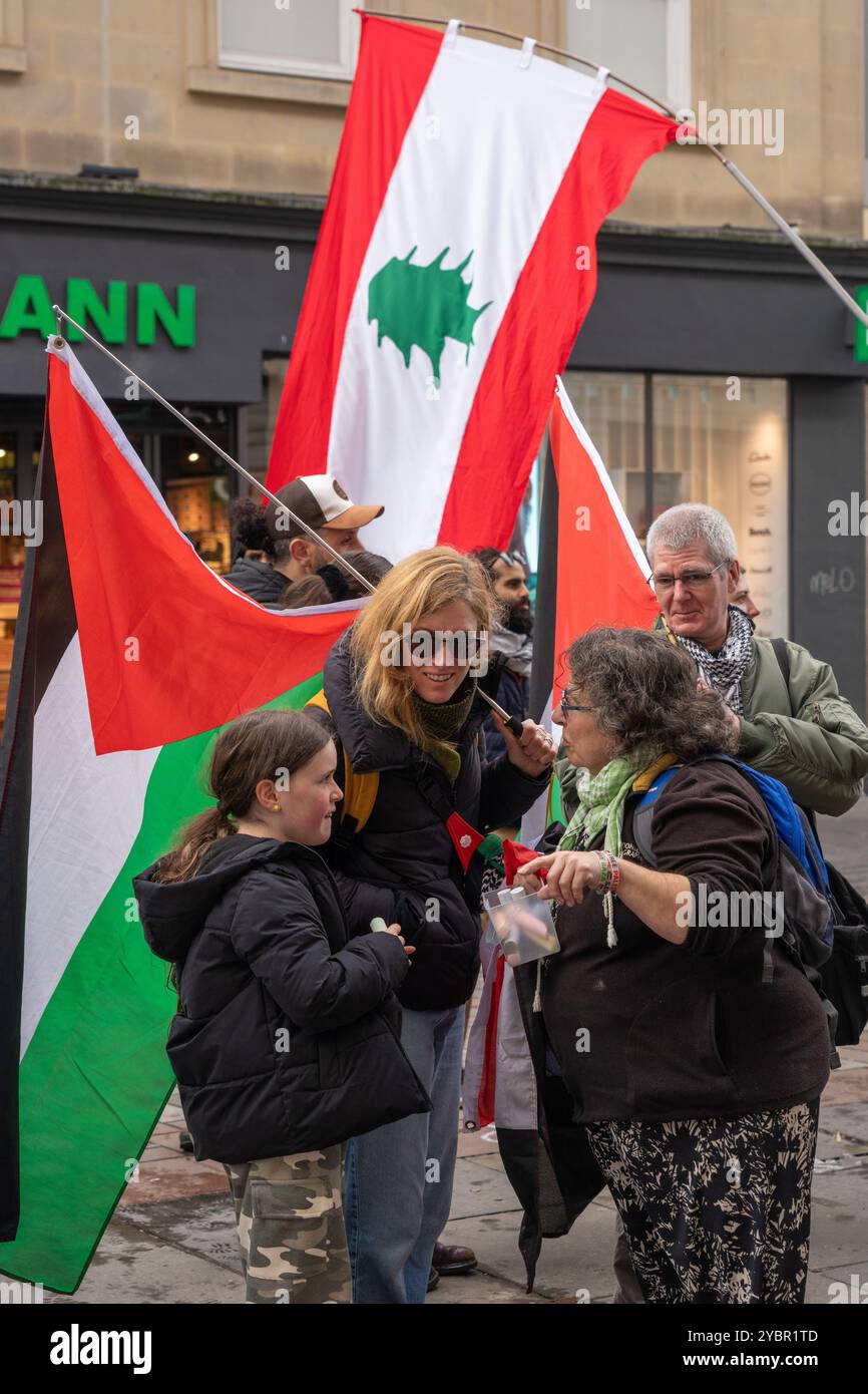 Glasgow, Scozia, Regno Unito. 19 ottobre 2024. Protesta pro palestinese fuori dalla Barclays Bank su Argyle Street. Credito R.. Gass/Alamy Live News Foto Stock