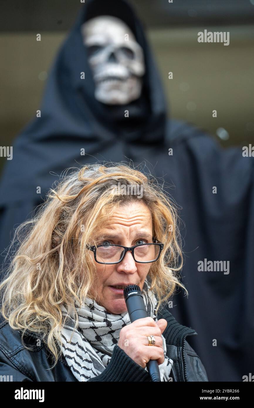 Glasgow, Scozia, Regno Unito. 19 ottobre 2024. Protesta pro palestinese fuori dalla Barclays Bank su Argyle Street. Credito R.. Gass/Alamy Live News Foto Stock