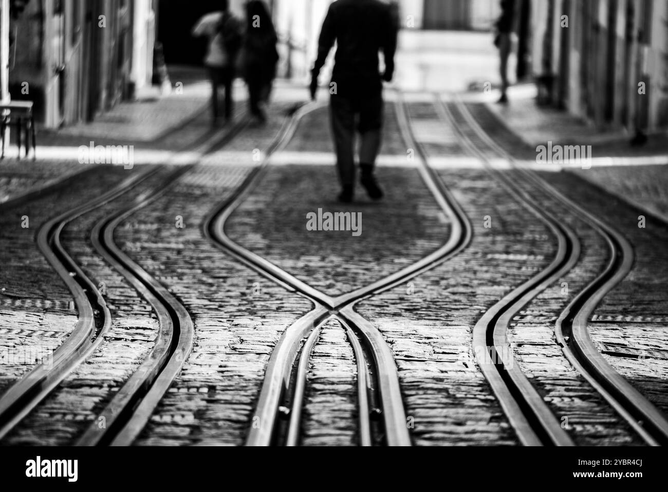 I turisti camminano lungo i sentieri dell'ascensore in via Bica de Duarte Belo nella città vecchia di Lisbona, Portogallo Foto Stock