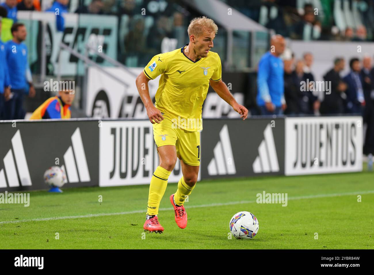 Gustav Isaksen del SS Lazio durante la partita di serie A tra Juventus FC e SS Lazio il 19 ottobre 2024 allo stadio Allianz di Torino. Foto Stock