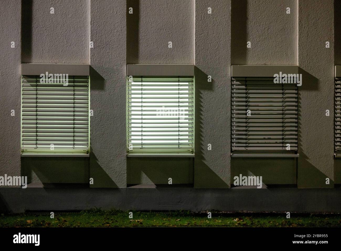 Sankt Augustin, Germania. 20 ottobre 2024. Vista di una stazione di polizia a Sankt Augustin. La Procura federale ha arrestato un sospettato sostenitore dell'organizzazione terroristica "Stato islamico” (IS) che si dice abbia pianificato un attacco all'ambasciata israeliana a Berlino. Credito: Thomas Banneyer/dpa/Alamy Live News Foto Stock