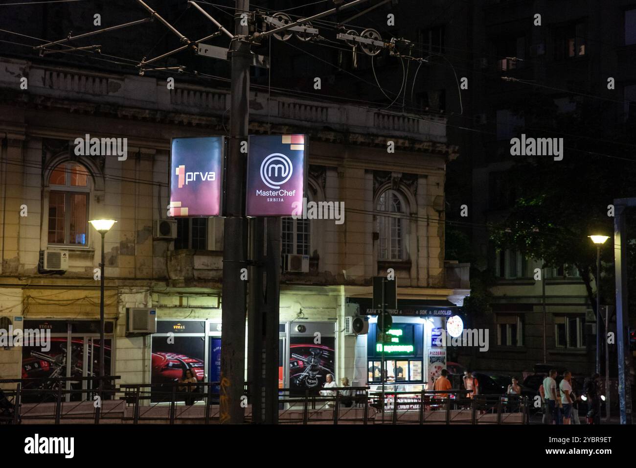 BELGRADO, SERBIA - 2 SETTEMBRE 2023: Un cartello stradale che promuove Masterchef Serbia a Belgrado, illuminato di notte. MasterChef è uno spettacolo di cucina, un cuis Foto Stock