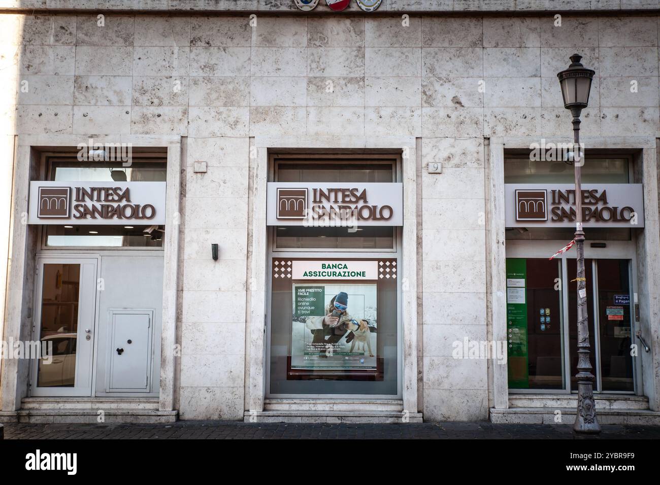 ROMA, ITALIA - 15 GIUGNO 2024: Logo intesa Sanpaolo esposto sulla facciata della loro filiale a Roma. Intesa sanpaolo è una banca italiana, la Foto Stock
