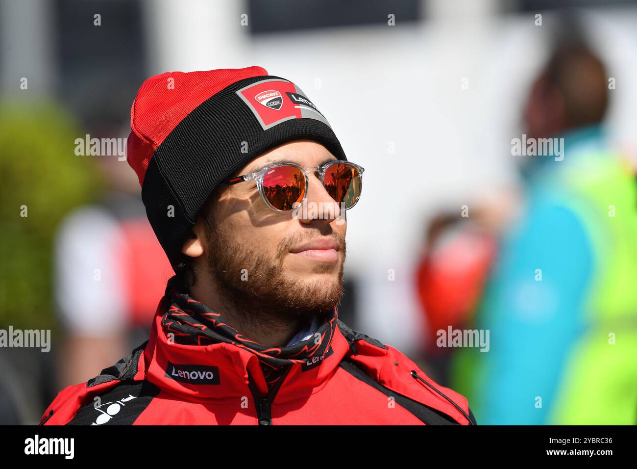 MELBOURNE, AUSTRALIA. 20 ottobre 2024. Nella foto: Enea Bastianini, 23° d'Italia, in sella alla Ducati Lenovo durante la MotoGP Hero Walk al Qatar Airways Australian Motorcycle Grand Prix 2024, svoltosi sul circuito di Phillip Island. Crediti: Karl Phillipson/Alamy Live News Foto Stock