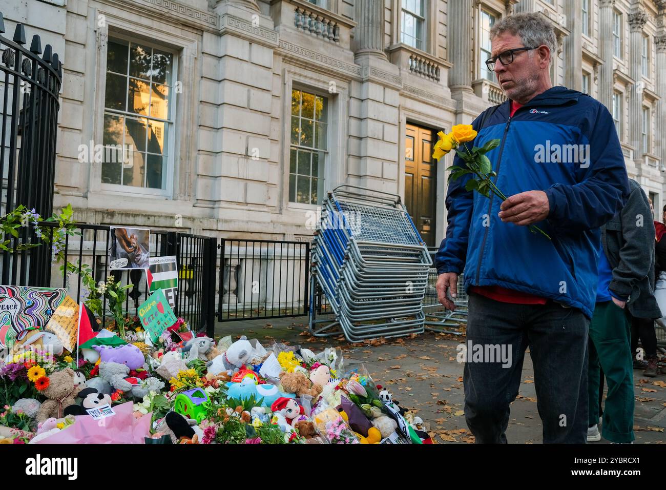 Londra, Regno Unito. 19 ottobre 2024. Il giorno del raduno d'azione per la Palestina si è concluso con la posa di fiori e giocattoli morbidi alle porte di Downing Street per i bambini della Palestina. Oltre 16.000 bambini sono stati uccisi da quando la guerra Israele-Hamas è iniziata più di un anno fa. Credito: Fotografia dell'undicesima ora/Alamy Live News Foto Stock