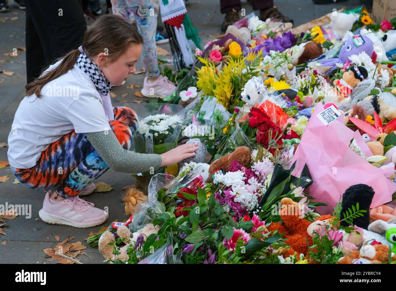 Londra, Regno Unito. 19 ottobre 2024. Il giorno del raduno d'azione per la Palestina si è concluso con la posa di fiori e giocattoli morbidi alle porte di Downing Street per i bambini della Palestina. Oltre 16.000 bambini sono stati uccisi da quando la guerra Israele-Hamas è iniziata più di un anno fa. Credito: Fotografia dell'undicesima ora/Alamy Live News Foto Stock