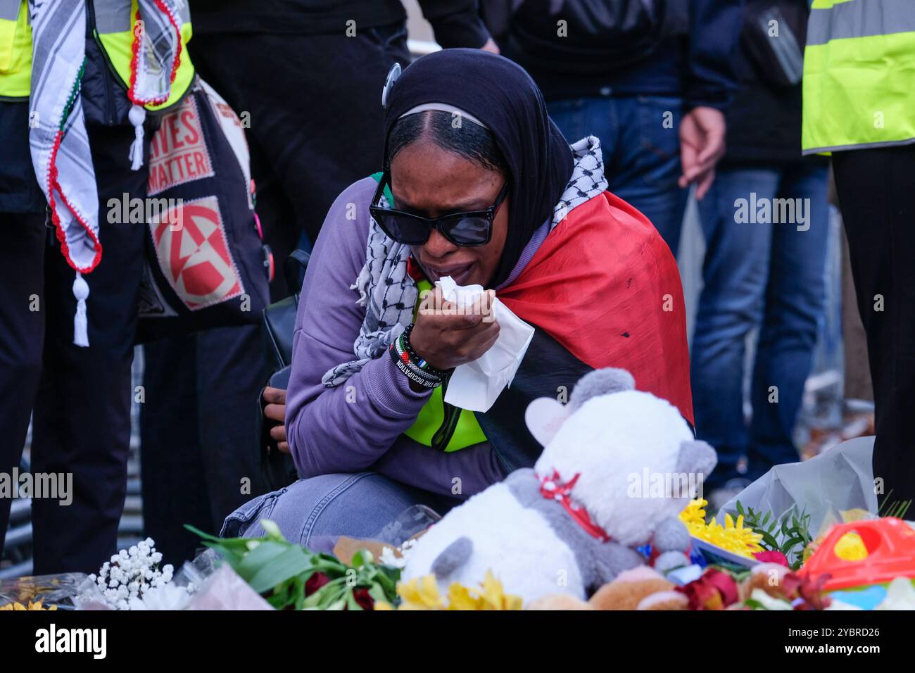 Londra, Regno Unito. 19 ottobre 2024. Il giorno del raduno d'azione per la Palestina si è concluso con la posa di fiori e giocattoli morbidi alle porte di Downing Street per i bambini della Palestina. Oltre 16.000 bambini sono stati uccisi da quando la guerra Israele-Hamas è iniziata più di un anno fa. Credito: Fotografia dell'undicesima ora/Alamy Live News Foto Stock