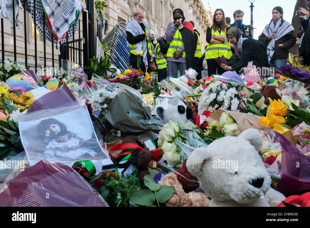 Londra, Regno Unito. 19 ottobre 2024. Il giorno del raduno d'azione per la Palestina si è concluso con la posa di fiori e giocattoli morbidi alle porte di Downing Street per i bambini della Palestina. Oltre 16.000 bambini sono stati uccisi da quando la guerra Israele-Hamas è iniziata più di un anno fa. Credito: Fotografia dell'undicesima ora/Alamy Live News Foto Stock