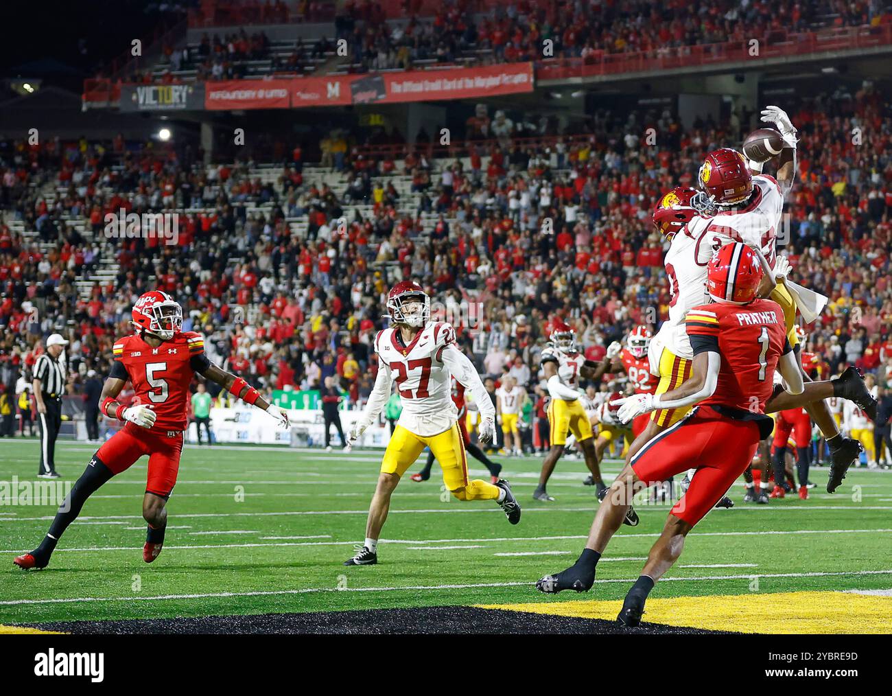 College Park, Maryland, Stati Uniti. 19 ottobre 2024. Jaylin Smith intercetta la palla nella end zone durante una partita di football NCAA tra la University of Maryland Terrapins e la University of Southern California Trojans al SECU Stadium di College Park MD. Justin Cooper/CSM/Alamy Live News Foto Stock