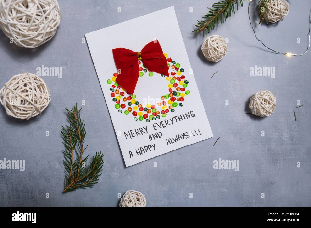 Corona di Natale preparazione natalizia sostenibile processo fai-da-te per realizzare biglietti d'auguri fatti a mano. Attività passo passo per i bambini. Hobby per le vacanze comprensivo e responsabile per alleviare lo stress. Celebrazione consapevole Foto Stock