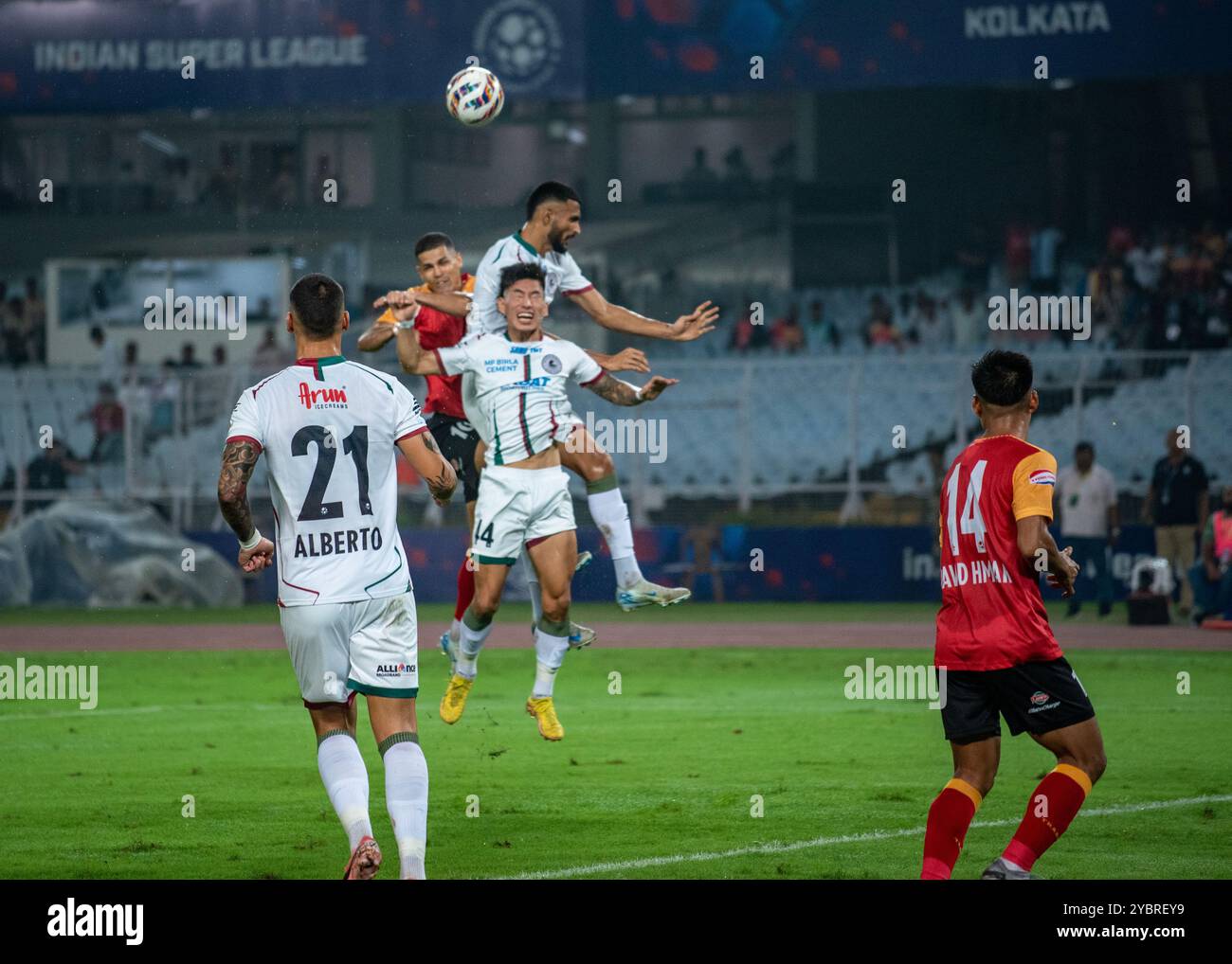 Kolkata, India. 20 ottobre 2024. Mohun Bagan Super Giant Beat East Bengal FC di 2-0 nel Kolkata Derby di ISL 2024-25 il 19 ottobre 2024. I marcatori sono Jamie Maclaren e Dimitri Petratos(P) per MBSG. Diversi momenti d'azione della partita. (Foto di Amlan Biswas/Pacific Press) credito: Pacific Press Media Production Corp./Alamy Live News Foto Stock