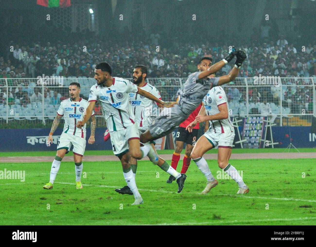 Kolkata, India. 20 ottobre 2024. Mohun Bagan Super Giant Beat East Bengal FC di 2-0 nel Kolkata Derby di ISL 2024-25 il 19 ottobre 2024. I marcatori sono Jamie Maclaren e Dimitri Petratos(P) per MBSG. Diversi momenti d'azione della partita. (Foto di Amlan Biswas/Pacific Press) credito: Pacific Press Media Production Corp./Alamy Live News Foto Stock