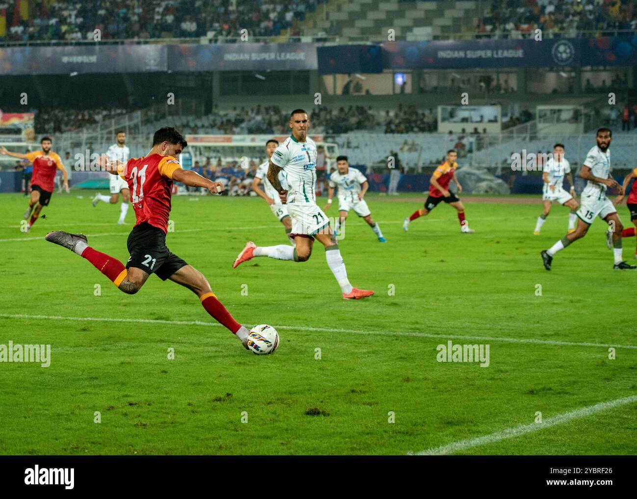 Kolkata, India. 20 ottobre 2024. Mohun Bagan Super Giant Beat East Bengal FC di 2-0 nel Kolkata Derby di ISL 2024-25 il 19 ottobre 2024. I marcatori sono Jamie Maclaren e Dimitri Petratos(P) per MBSG. Diversi momenti d'azione della partita. (Foto di Amlan Biswas/Pacific Press) credito: Pacific Press Media Production Corp./Alamy Live News Foto Stock